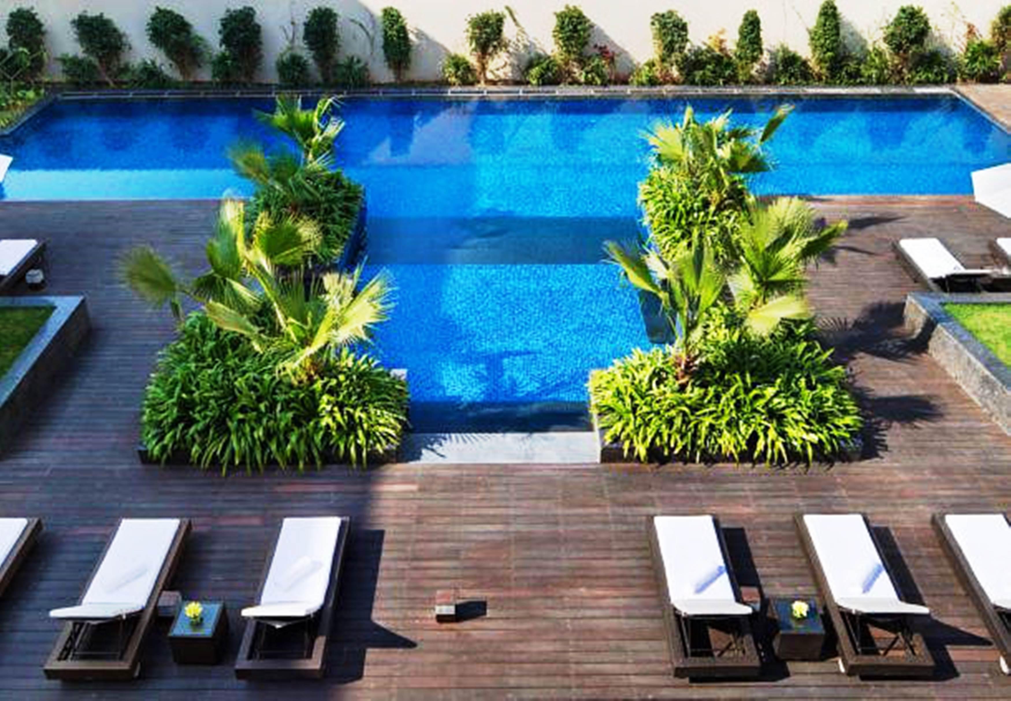 JW Marriott Hotel New Delhi Aerocity Kültér fotó The pool at the hotel