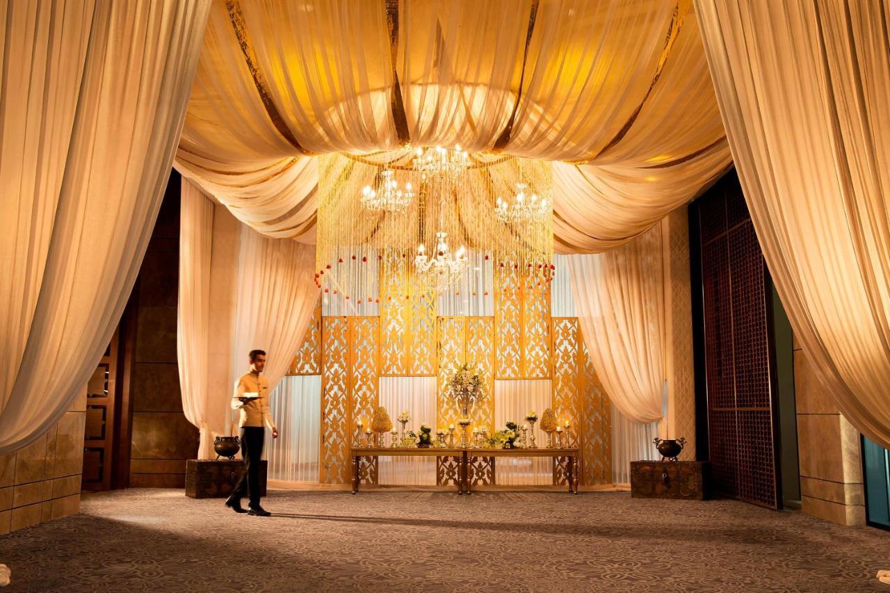 JW Marriott Hotel New Delhi Aerocity Kültér fotó The lobby of the Ritz-Carlton, Dubai