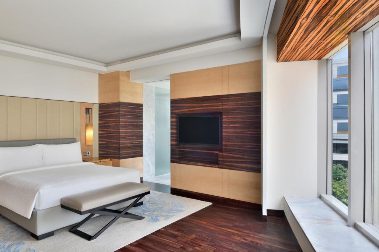 JW Marriott Hotel New Delhi Aerocity Kültér fotó A bedroom at the Westin Mumbai International