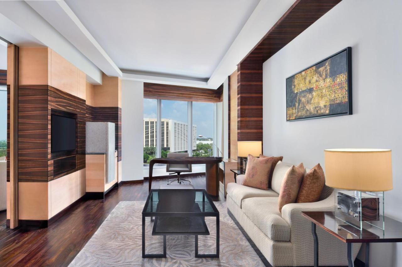 JW Marriott Hotel New Delhi Aerocity Kültér fotó A living room at the Westin
