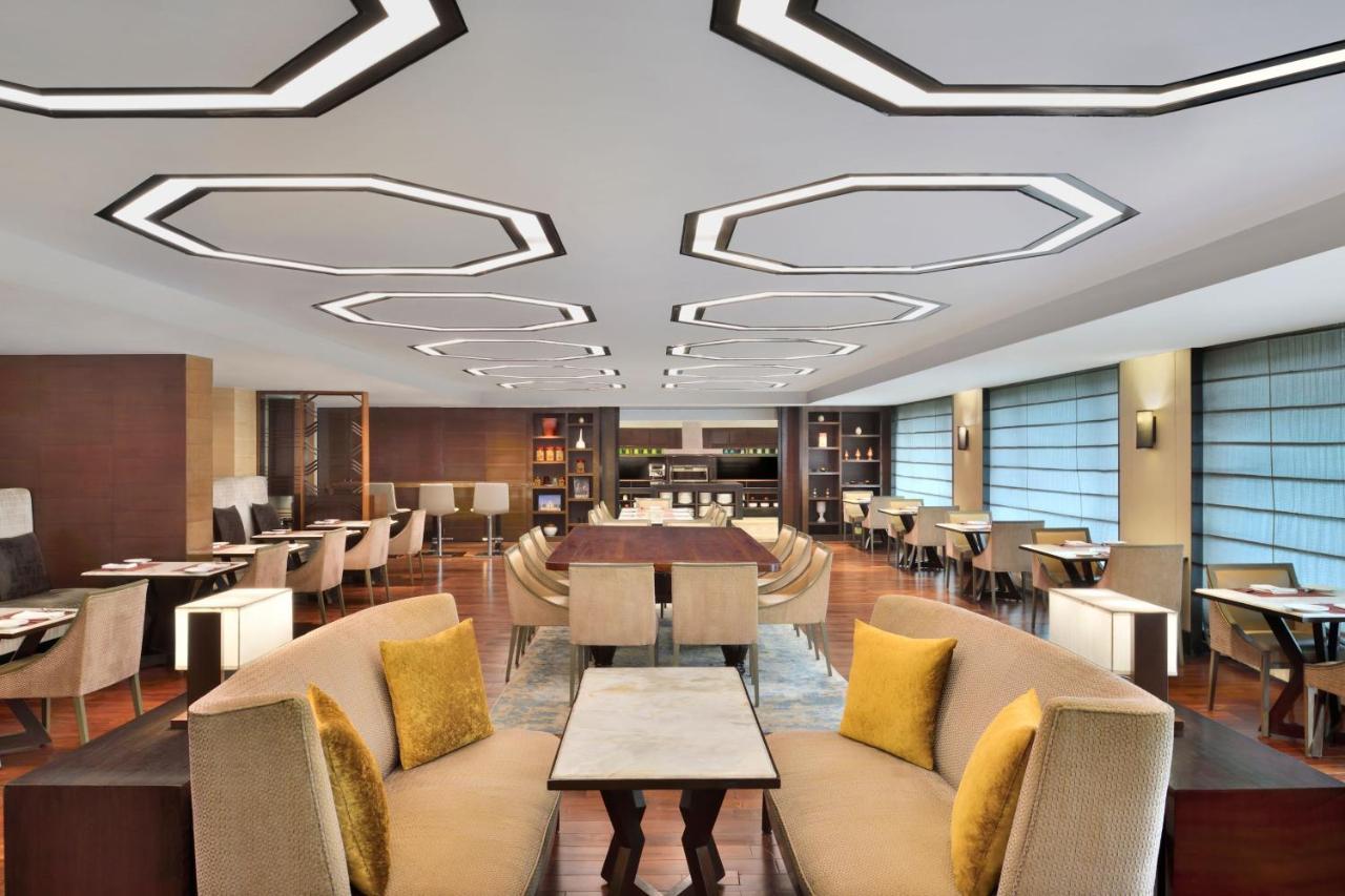 JW Marriott Hotel New Delhi Aerocity Kültér fotó The lounge at the airport