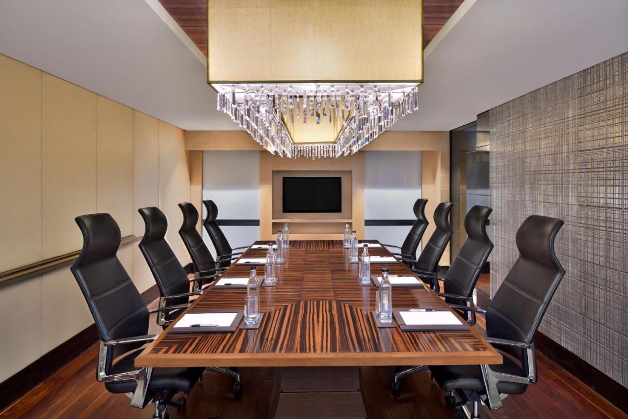 JW Marriott Hotel New Delhi Aerocity Kültér fotó Boardroom at The Westin Mumbai International Airport