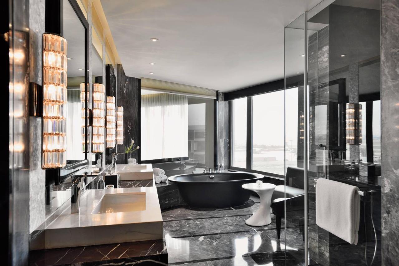 JW Marriott Hotel New Delhi Aerocity Kültér fotó Bathroom