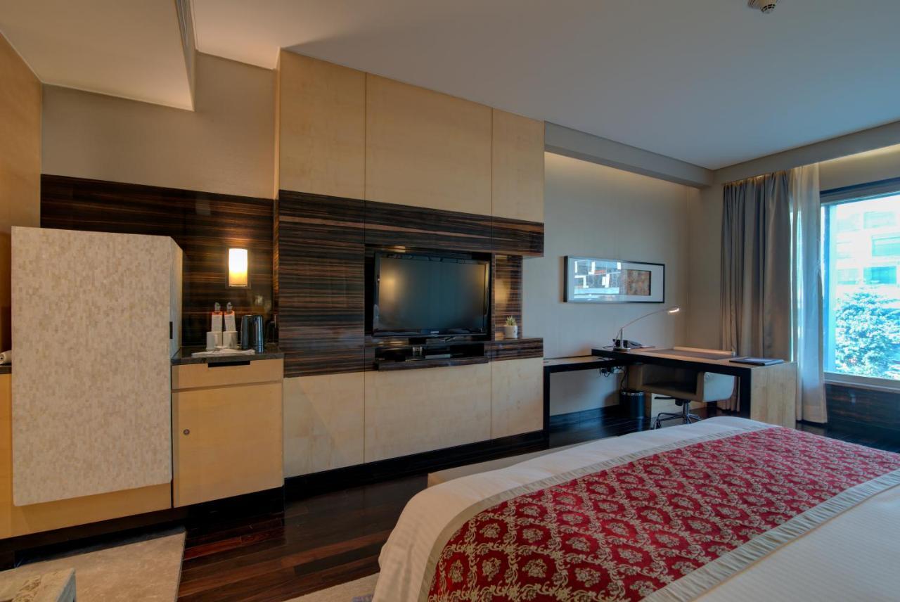 JW Marriott Hotel New Delhi Aerocity Kültér fotó A room at the hotel