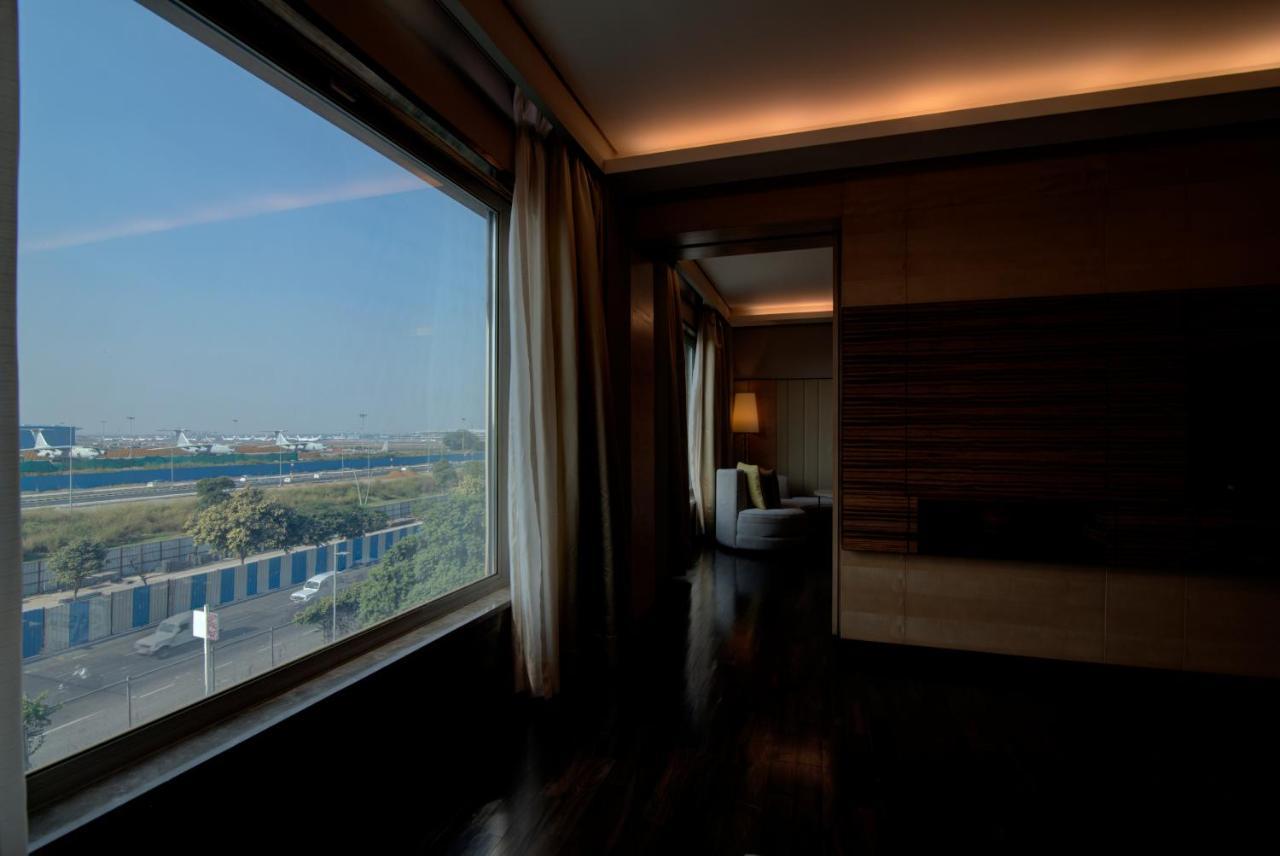 JW Marriott Hotel New Delhi Aerocity Kültér fotó The interior of a suite at the Taj Mahal Palace, Mumbai