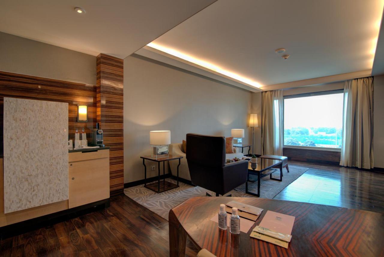 JW Marriott Hotel New Delhi Aerocity Kültér fotó A suite at the hotel