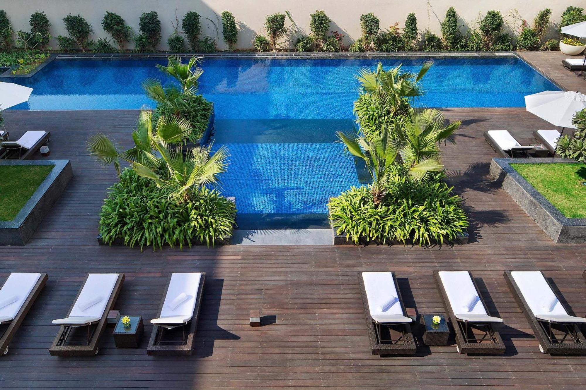 JW Marriott Hotel New Delhi Aerocity Kültér fotó The pool at the hotel