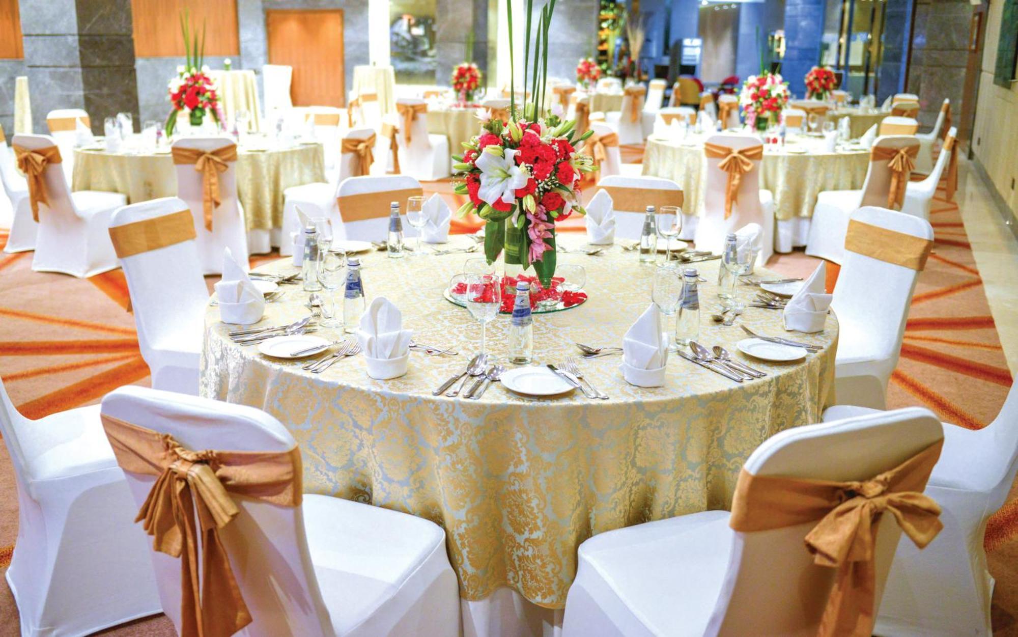 JW Marriott Hotel New Delhi Aerocity Kültér fotó A table set for a formal dinner