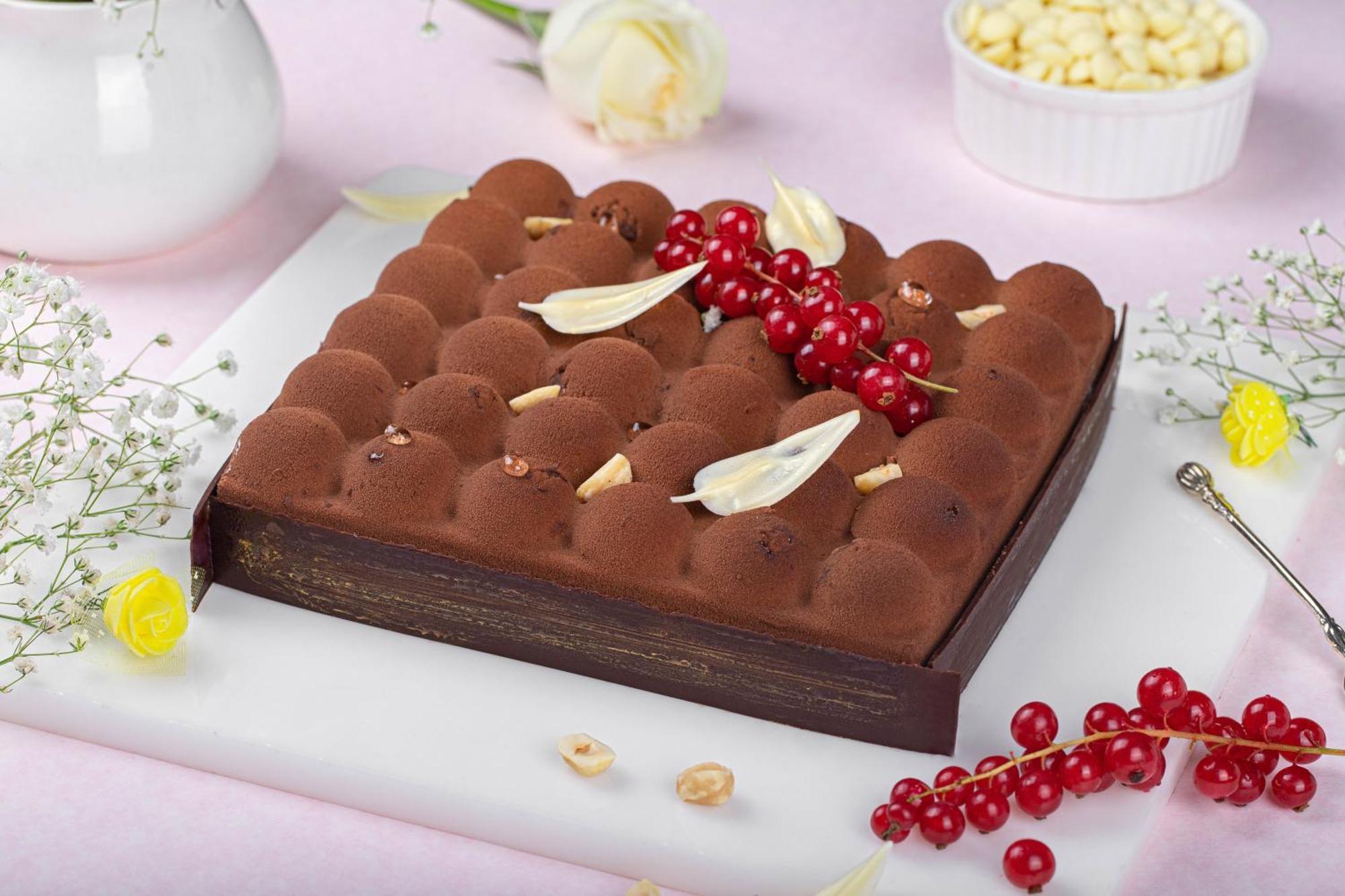 JW Marriott Hotel New Delhi Aerocity Kültér fotó A chocolate truffle cake