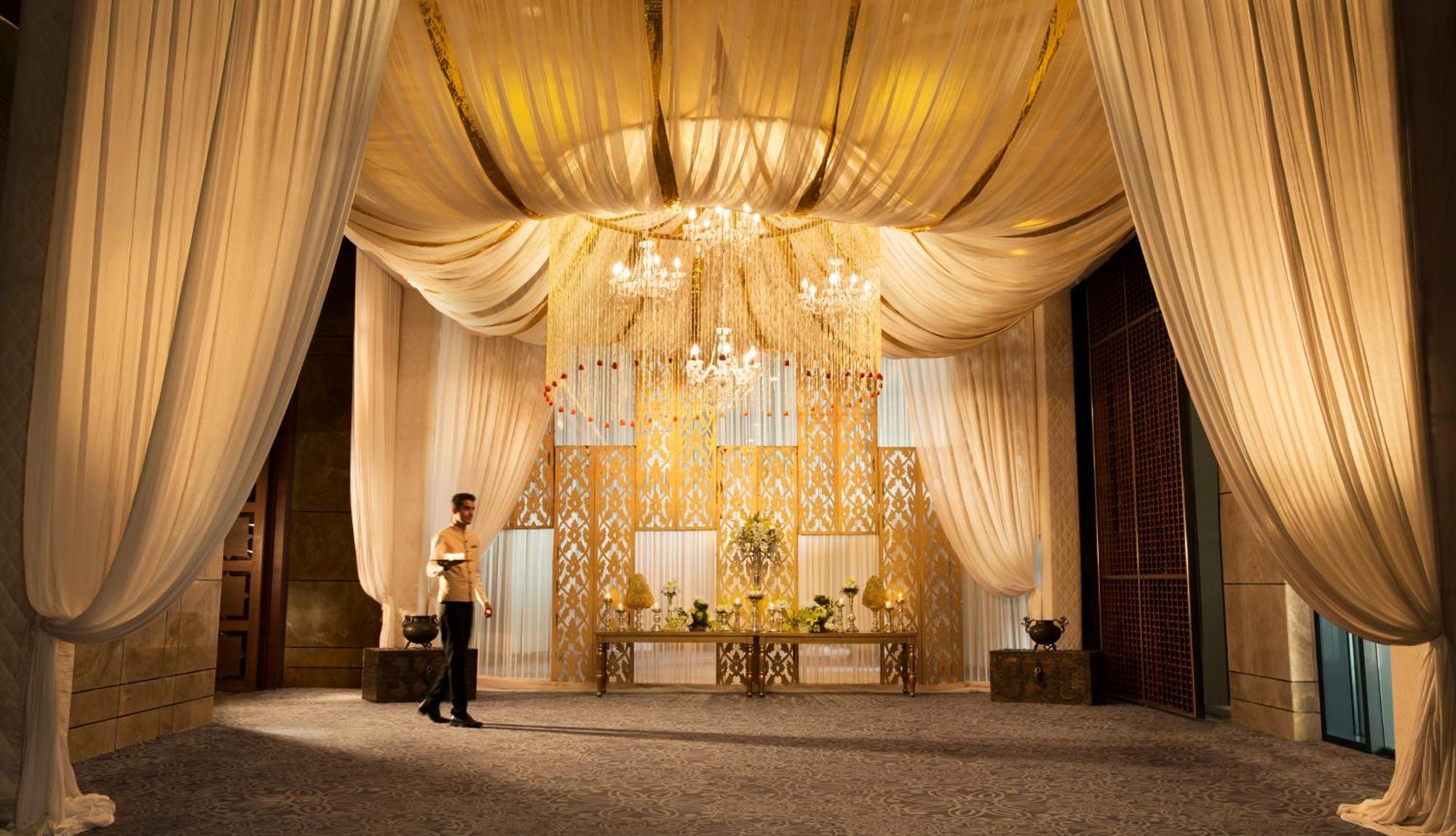 JW Marriott Hotel New Delhi Aerocity Kültér fotó The lobby of the Ritz-Carlton, Dubai