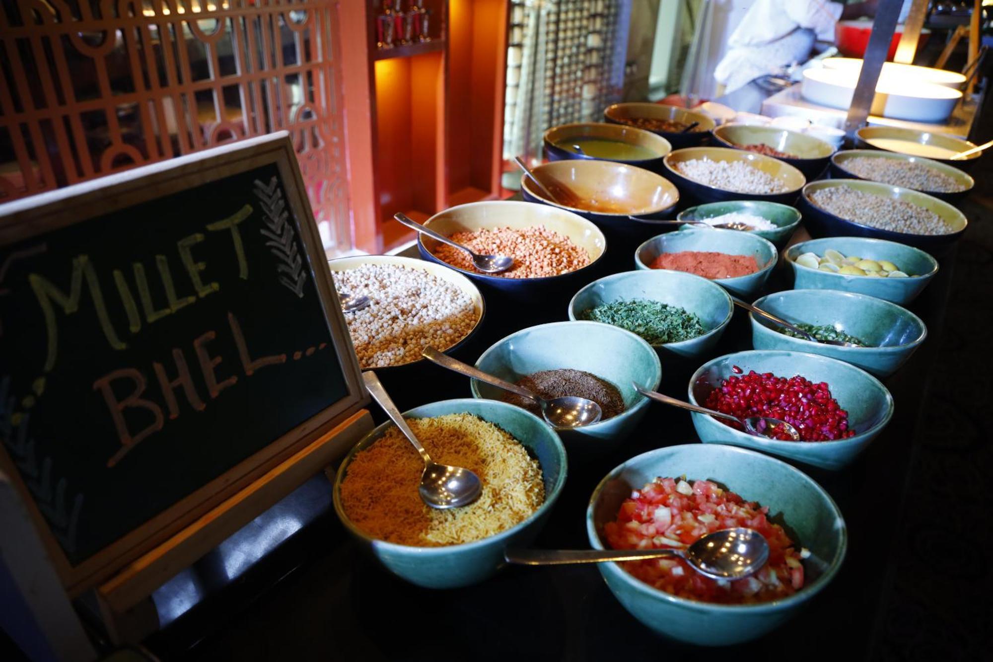 JW Marriott Hotel New Delhi Aerocity Kültér fotó A selection of muesli at a buffet