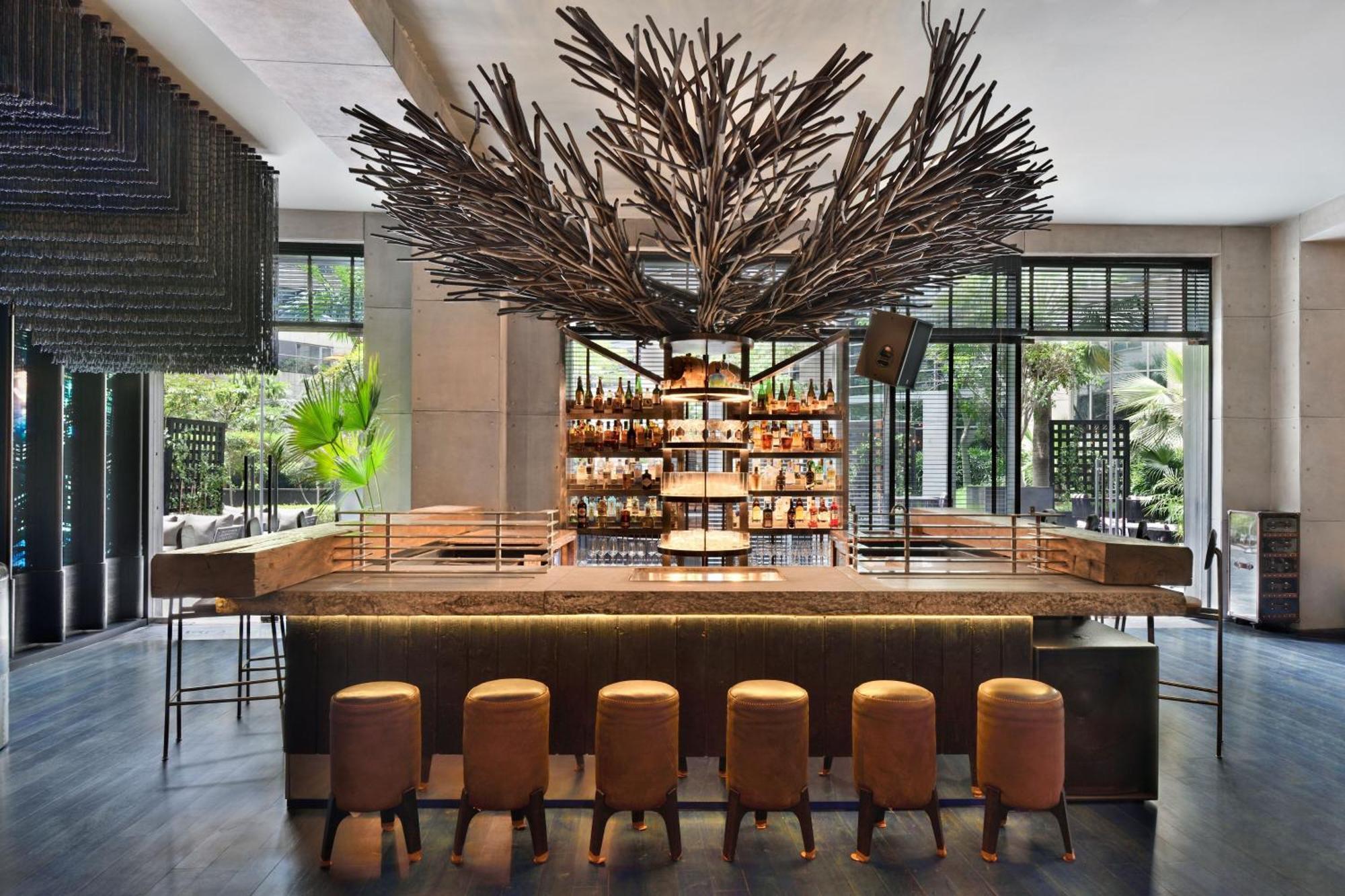 JW Marriott Hotel New Delhi Aerocity Kültér fotó The bar at the hotel