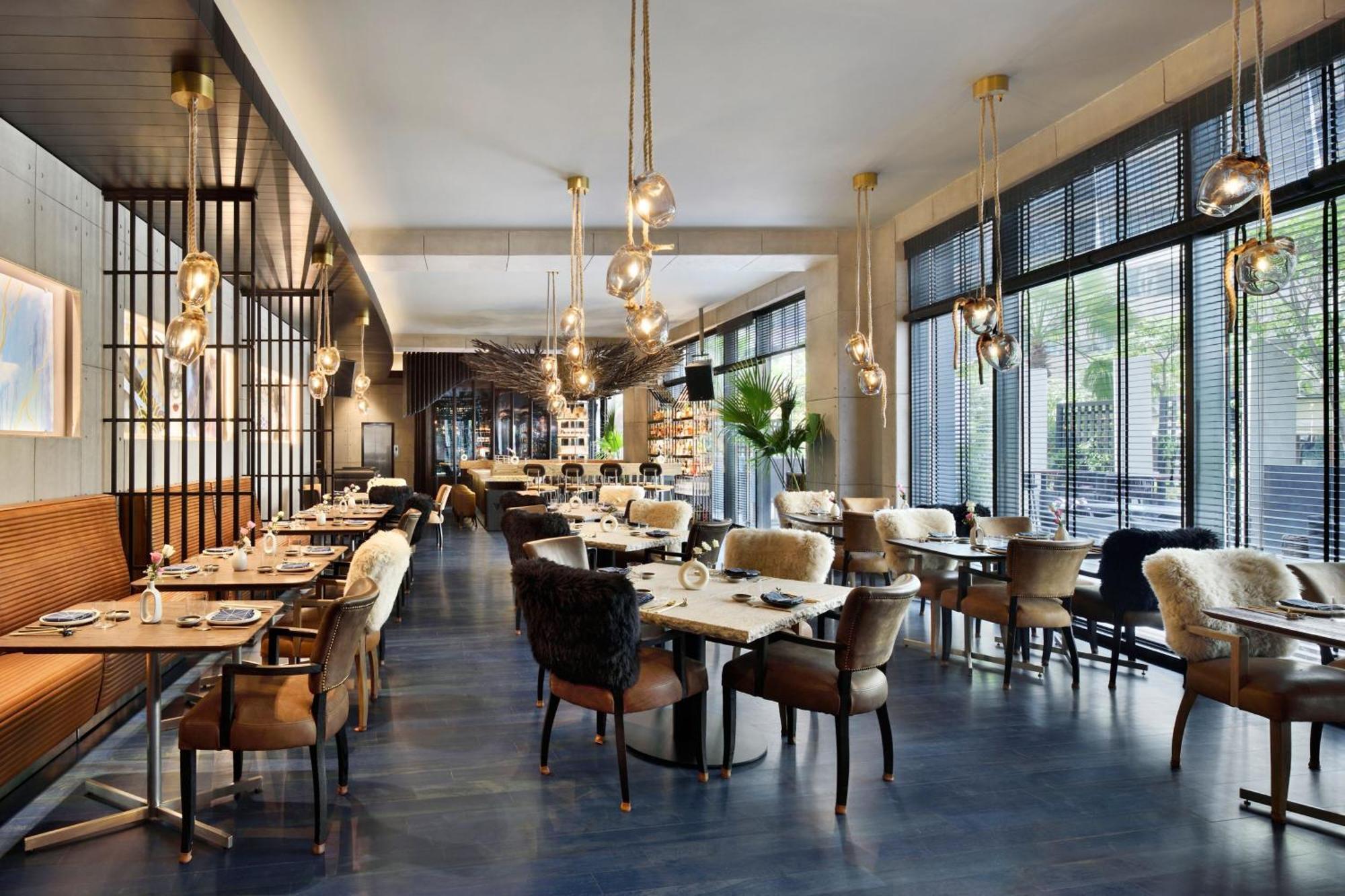 JW Marriott Hotel New Delhi Aerocity Kültér fotó The restaurant