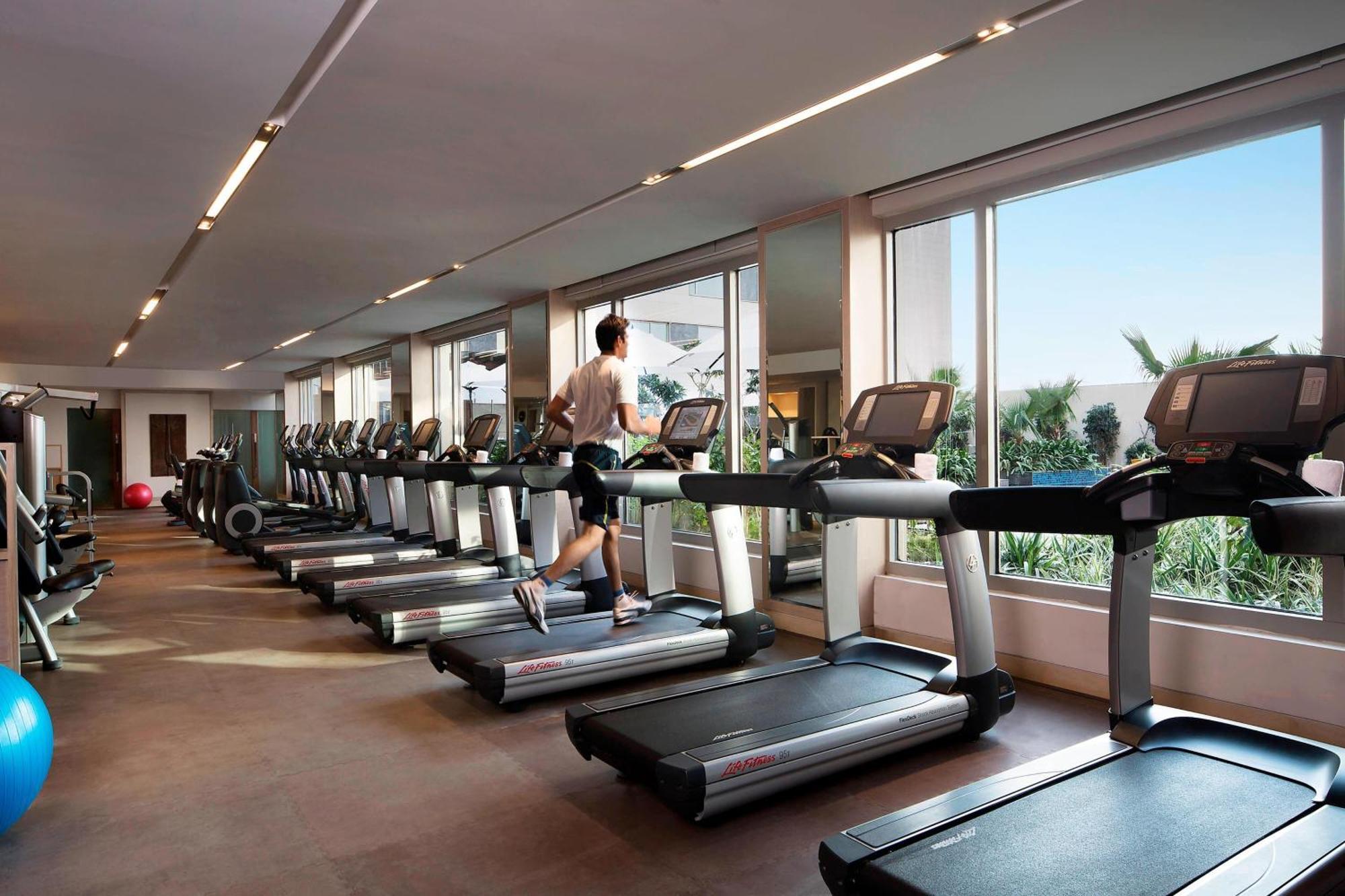 JW Marriott Hotel New Delhi Aerocity Kültér fotó The gym at the hotel
